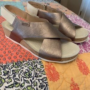 Size 8 light copperish. Metallic  pikolinos